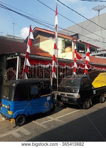 Tambora, Jakarta, Indonesia - August 31, 2017 : The Bajaj Is Parked In Front Of A Black Pick-up Car 