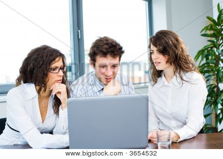 Businessteam arbejder på bærbar computer