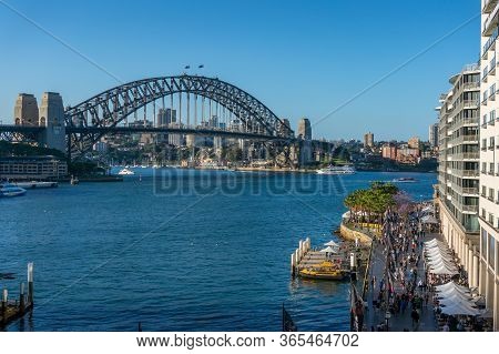 Sydney, Australia - October 29, 2015: Sydney Harbour With Sydney Harbouor Bridge And Tourists On Wat