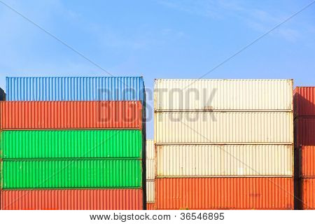 Stakken af fragtcontainere ved solopgang i en intermodal værftet