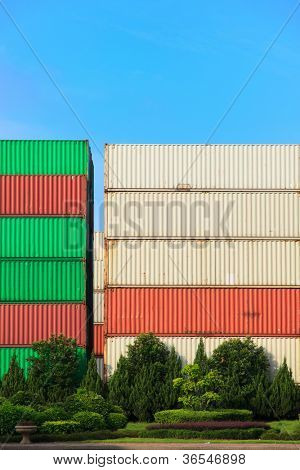 Stakken af fragtcontainere i en intermodal værftet