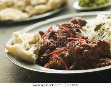 Placa de estanharia com carne Phall perfumado Basmati e Naan