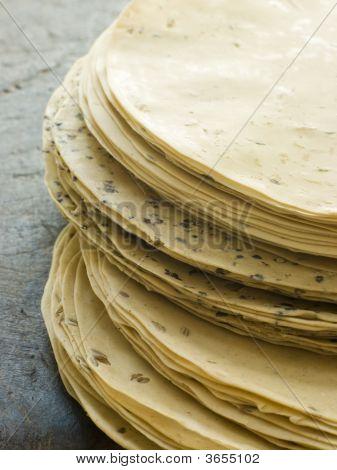 กองซ้อนของ Uncooked Papadoms
