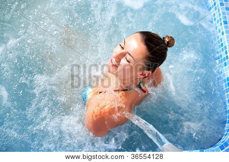 Spa Hydroterapia kobieta wodospad strumieniem turkusowych basenów kąpielowych