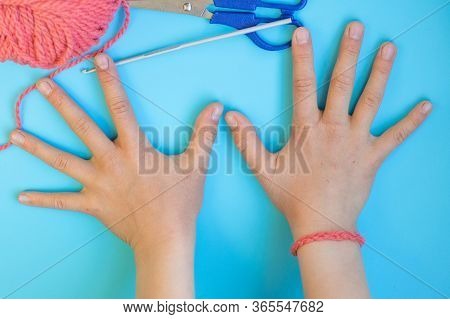 Diy Step-by-step Instructions For Children How To Crochet A Bracelet From Yarn