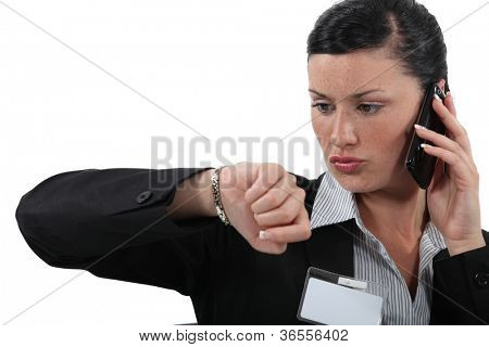 Femme regardant le temps