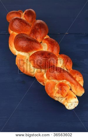 sladký chléb: francouzský chléb modrý dřevěný stůl