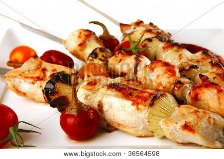 frisk grillet kylling shish kebab på hvidt fad