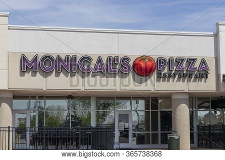 Terre Haute - Circa May 2020: Monicals Pizza Restaurant. Monicals Is Headquartered In Illinois And H