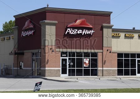 Terre Haute - Circa May 2020: Pizza Hut Restaurant. Pizza Hut Is Offering Contactless Delivery, Carr