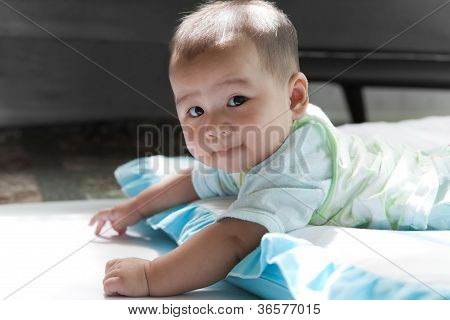 bebê mentiu e voar na cama de bebê