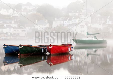 Kleurrijke boten In de haven van Misty Devon