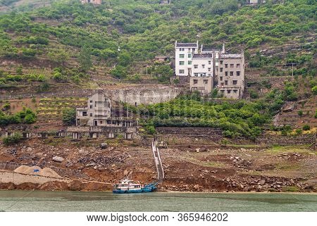 Zigui, China - May 6, 2010: Xiling Gorge On Yangtze River. Farming Community Houses Among Agricultur