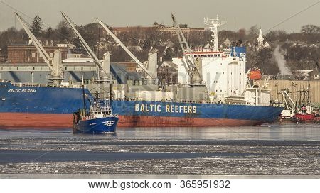 New Bedford, Massachusetts, Usa - January 10, 2018: Trawler Luso American I Leaving Dock In Icy New 