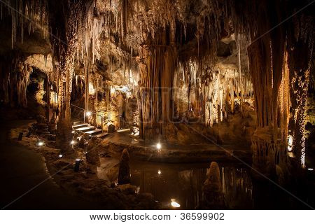 หินย้อยและ Stalagmite ก่อตัวในถ้ำ