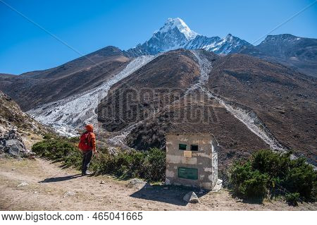 Tourist Looking To Mt.ama Dablam One Of The Stunning Himalayan Peaks On The Way To Dingboche Village