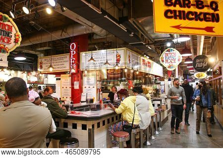Philadelphis, Pennsylvania, Usa - 29 April 2022:people Sitting At A Luch Counter Eating A Meal At Re