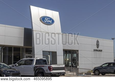 Ft. Wayne - Circa November 2022: Ford Car, Suv And Pickup Truck Dealership. Ford Manufactures The F-