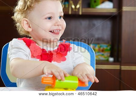Roztomilá usmívající se dívka kolejových těsto Plastiline