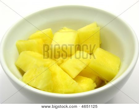 Pezzi di ananas In una ciotola bianca della porcellana