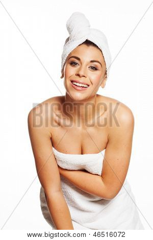 Sexy mujer sonriente saliendo de su baño con toallas todo su cuerpo y pelo aislado en un whi