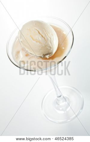 Cocktail med Baileys is og Cointreau