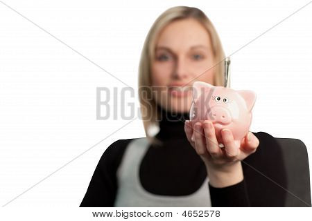 Bir kumbara tutan çekici kadın