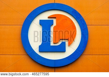 Dinan, Brittany, France - September 14 2022 : E.leclerc Sign French Logo Of Famous Supermarket Lecle