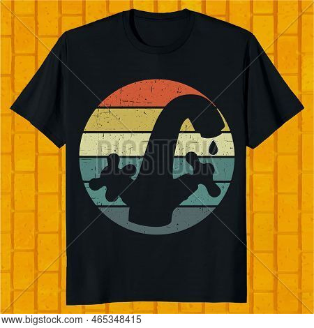 Vintage Faucet Plumbing Gifts Men Women Plumber Pipefitter T-shirt