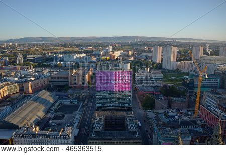Glasgow, Scotland, Uk, September 24th 2022, Aerial View Of People Make Glasgow Sign On Tall Tower Bu
