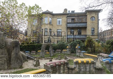 Kiev, Ukraine. November 8, 2022. An Old Residential Building 1910 On The Kpi Campus For The Professo