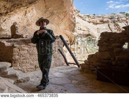Mesa Verde National Park, United States: May 30, 2022: Ranger Interprets The History Of Long House C