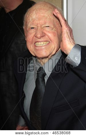 LOS ANGELES - JUN 9: Mickey Rooney herci fondu 17 roční Tony Awards prohlížení Party v