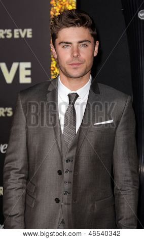 ลอสแองเจลิส - 05 dec: ZAC EFRON เดินไปรอบปฐมทัศน์โลก 