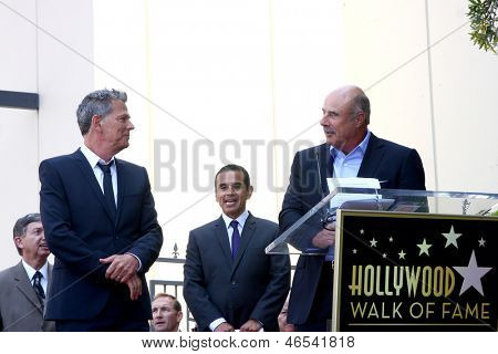 LOS ANGELES - 31 de maio: David Foster, Dr. Phil McGraw na caminhada de Hollywood David Foster da estrela da fama