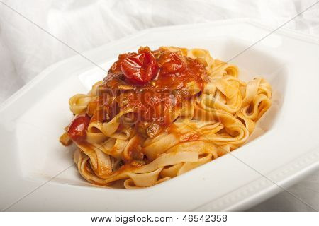 Pasta con vongole e pomodoro