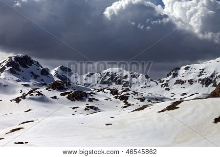 Snowy gór w chmury