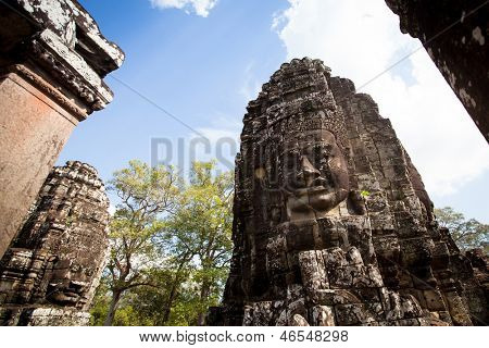 SIEM REAP, Camboja - 13 de DEC: Angkor Wat - é o maior templo Hindu de complexo e religiosa de monumen