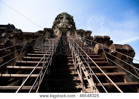 SIEM REAP, Camboja - 13 de DEC: Angkor Wat - é o maior templo Hindu de complexo e religiosa de monumen