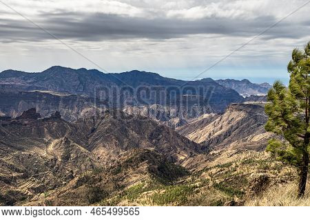 Gran Canaria Hiking Route Cruz De Tejeda To Artenara, View Into Caldera De Tejeda, Gran Canaria, Can