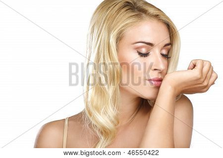 Mulher loira beleza sentir seu Perfume em branco