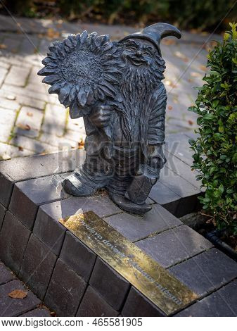 Vilnius, Lithuania - September 26, 2022: A Bronze Dwarf Zyczliwek Statue, A Gift From Polish Wroclaw