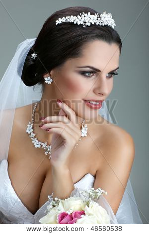Portrait of beautiful Bride. Hochzeitskleid. Hochzeitsdekoration