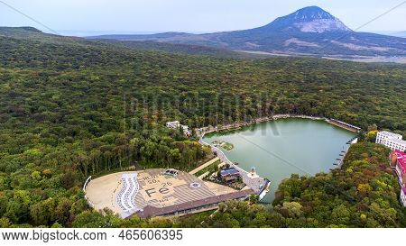 Russia, Stavropol Territory, Zheleznovodsk, September 10, 2022, Resort Lake In Zheleznovodsk, Founta