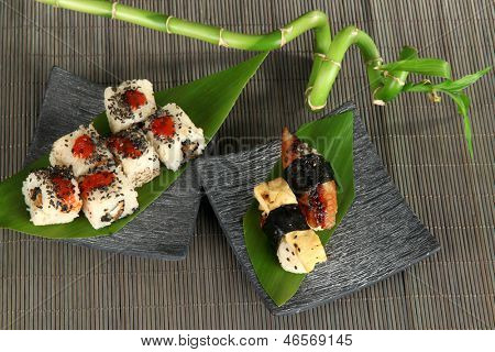 Velsmagende Maki sushi - Roll på plade på måtten
