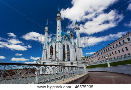 Moschea di Qol Sharif in Russia a Kazan contro il bel cielo