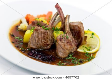 Arrosto di agnello-filetto e verdure.