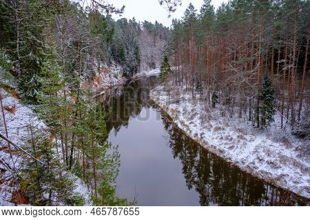The River Salaca Is Meandered By High Sandstone Cliffs. Skanaiskalns Nature Park. November Is The Fi