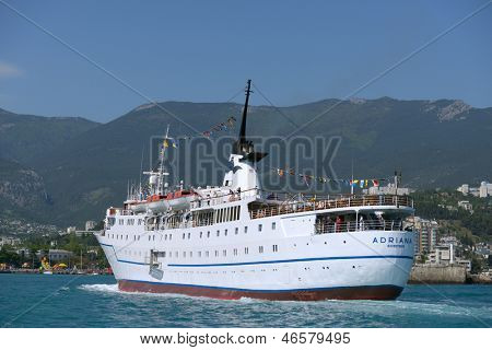 YALTA, Ukraina - 11 maja: Statek Adriana iść do portu Yalta, Ukraina na 11 maja 2013 roku. Statek w