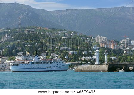 YALTA, Ukraina - 11 maja: Statek Adriana iść do portu Yalta, Ukraina na 11 maja 2013 roku. Statek w